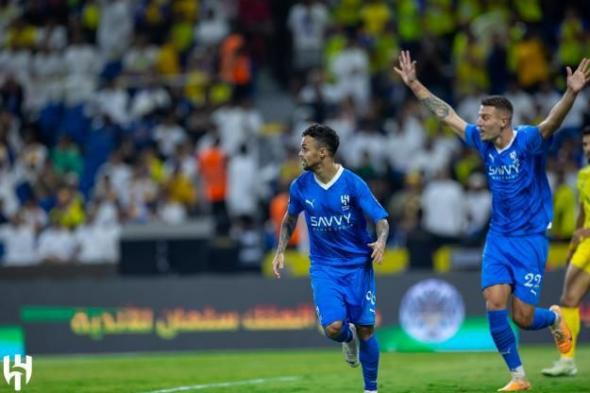 نجم الهلال يُغازل كريستيانو رونالدو أثناء مباراة الاتحاد.. فيديو