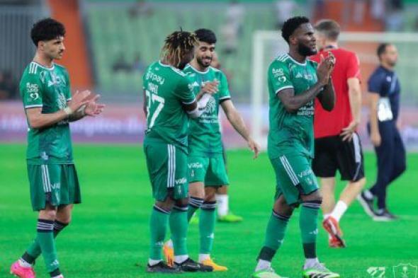 مدافع الأهلي يسخر من رونالدو وماني بهذا التصريح!