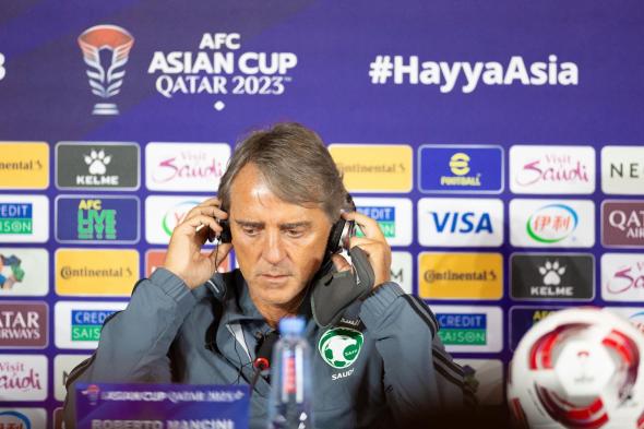 عمر السومة يُهين مدرب منتخب السعودية عقب توديع كأس آسيا!