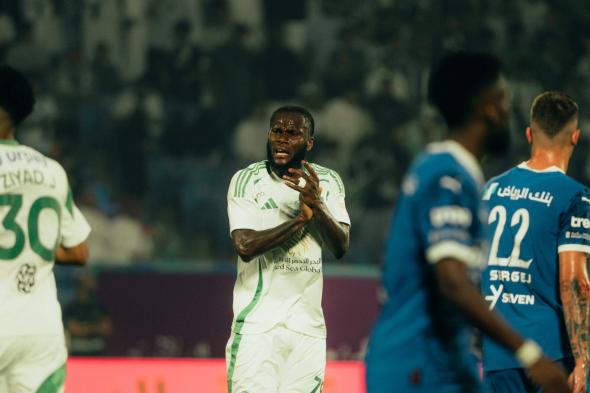 بالرغم من الهزيمة أمام الهلال .. نجم الأهلي يتوج بجائزة أفضل لاعب في المباراة